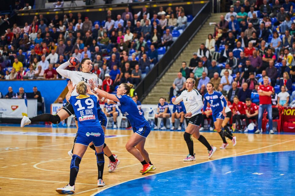 FOTO Gloria Buzau Vâlcea „se plânge” de arbitrajul de la Buzău. Programul etapei a șaptea